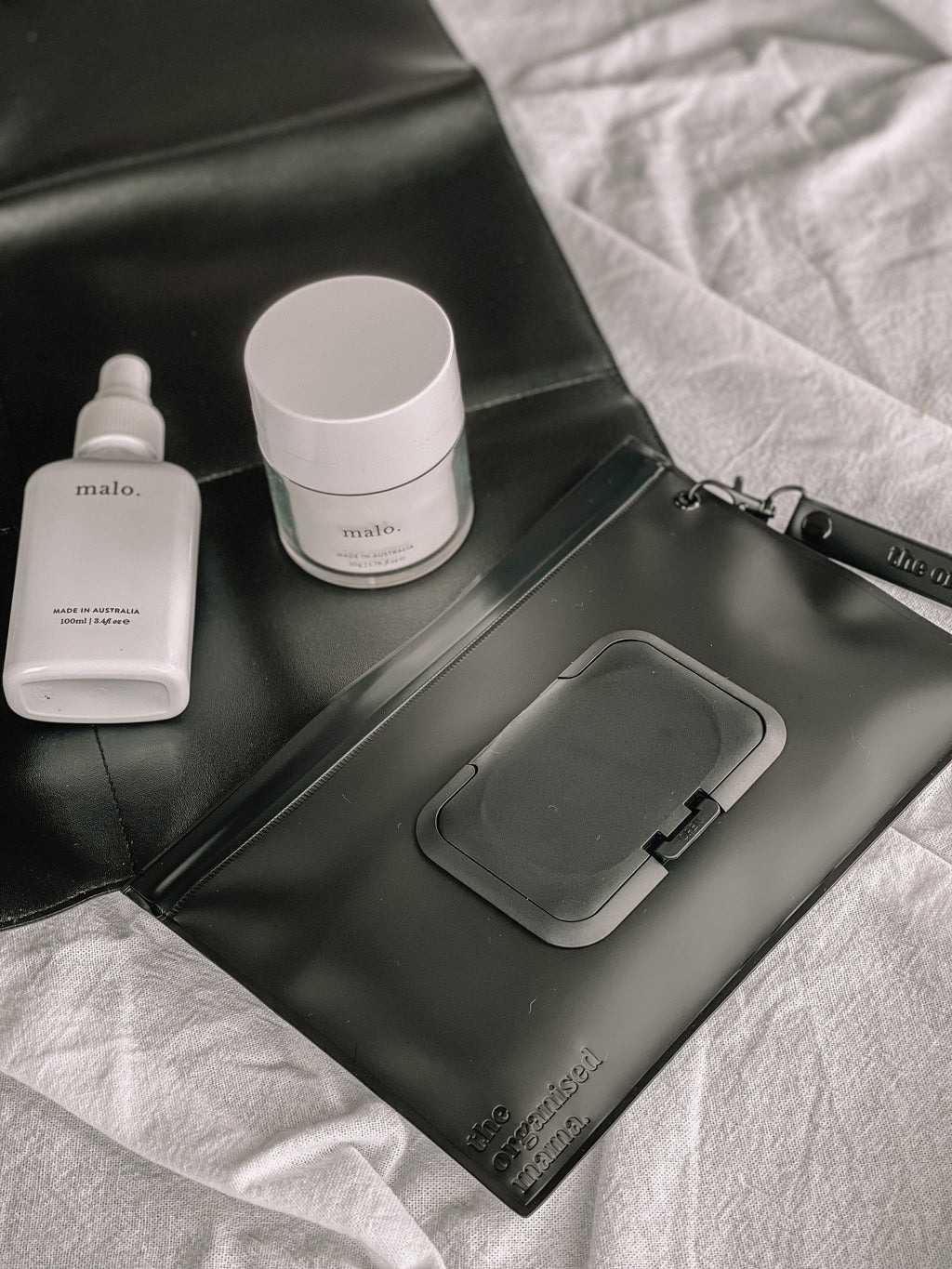 Refillable wet wipe dispenser - Black image 2